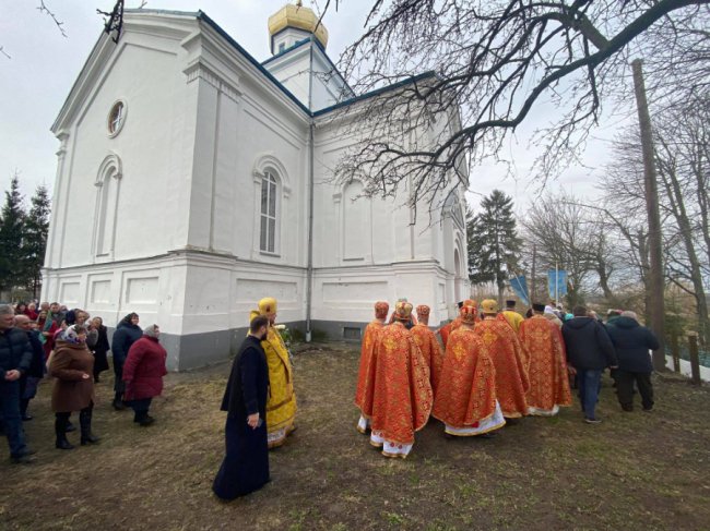 У селі на Волині, де віряни «воювали» за храм,  священники ПЦУ провели першу літургію. ФОТО