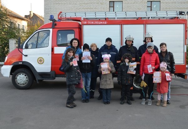 Діти-переселенці на екскурсії в луцьких рятувальників. ФОТО