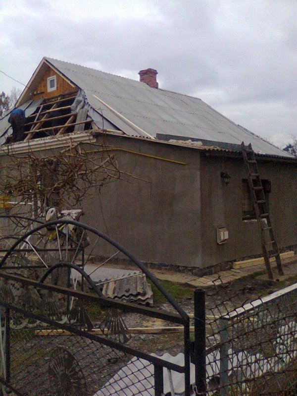 На Волині сім'ям загиблих бійців полагодили дах будинків. ФОТО