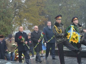 У Луцьку поклали квіти до пам'ятника невідомому солдату. ФОТО. ВІДЕО
