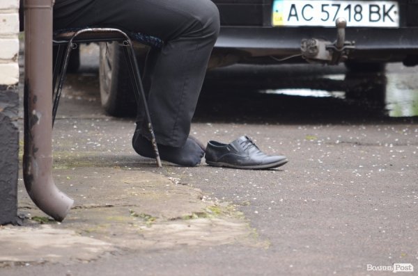 Для цього роззули місцевого працівника