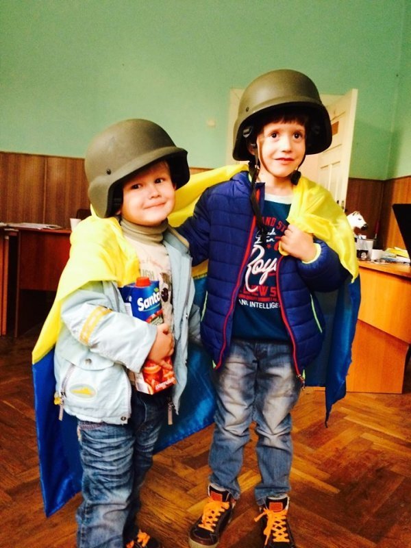 Волинянка шиє прапори у подарунок всім охочим. ФОТО