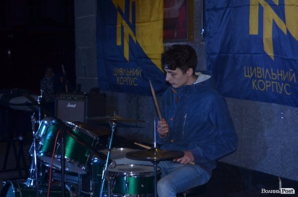 У Луцьку під дощем  збирали кошти для солдат в АТО. ФОТО