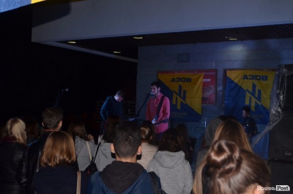 У Луцьку під дощем  збирали кошти для солдат в АТО. ФОТО