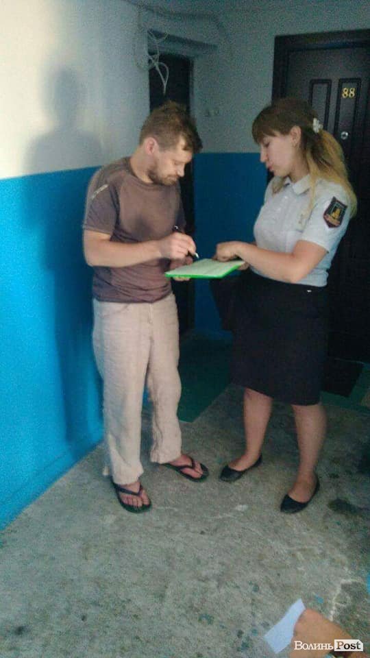 Нестерпний сморід: лучанин перетворив квартиру на розплідник тарганів. ФОТО