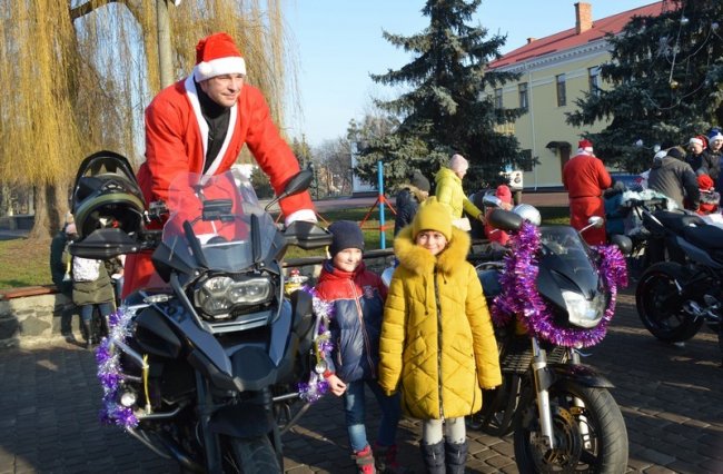 У Ковелі біля міської ялинки – з'їзд «Миколаїв» на мотоциклах. ФОТО