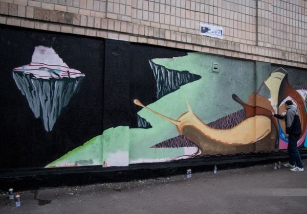 Як на будинку в Луцьку з'явився кількаметровий равлик. ФОТО