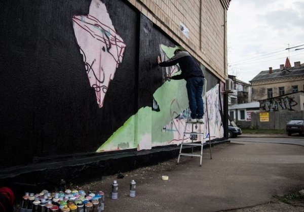 Як на будинку в Луцьку з'явився кількаметровий равлик. ФОТО