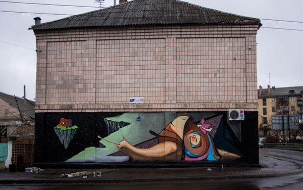 Як на будинку в Луцьку з'явився кількаметровий равлик. ФОТО