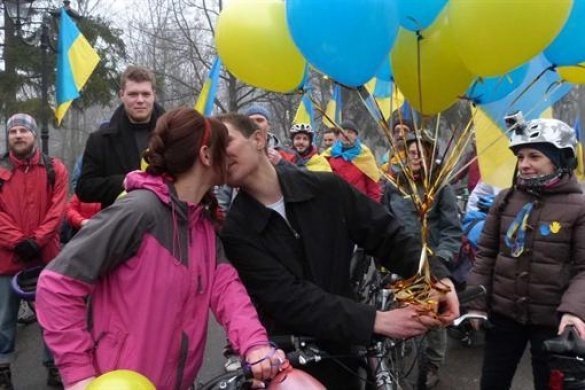 У Харкові активісти одружилися під час Веломайдану. ФОТО