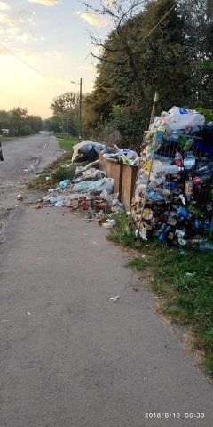 У Нововолинську сміття викидають просто на тротуар. ФОТО