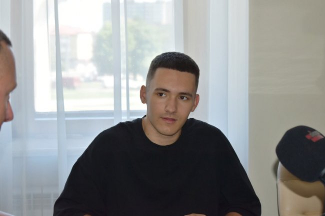 Творчістю збирає кошти для ЗСУ: співаку з Волині Ярославу Карпуку вручили відзнаку