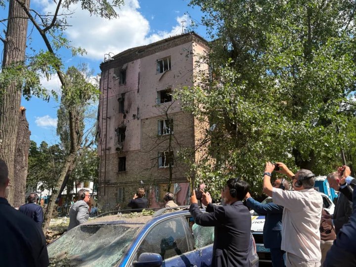 «Україна повинна перемогти», - іноземні дипломати відвідали зруйновані житлові будинки в Києві