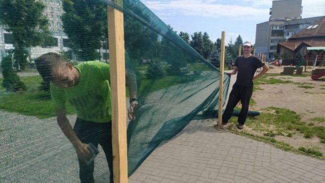 У Луцьку зносять дитячий майданчик: відомо, що буде на його місці.ВІДЕО