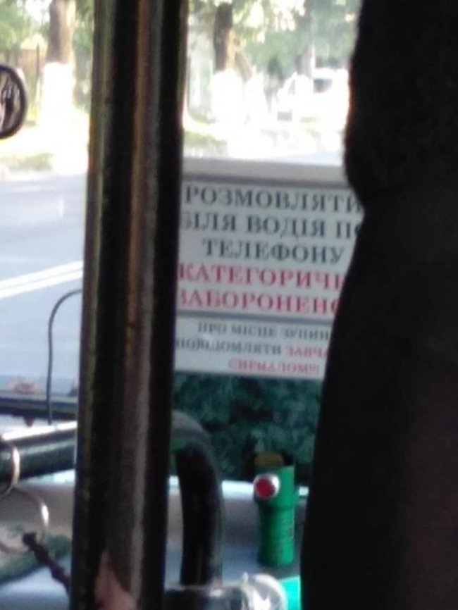 Водій луцької маршрутки під час руху розмовляв по телефону