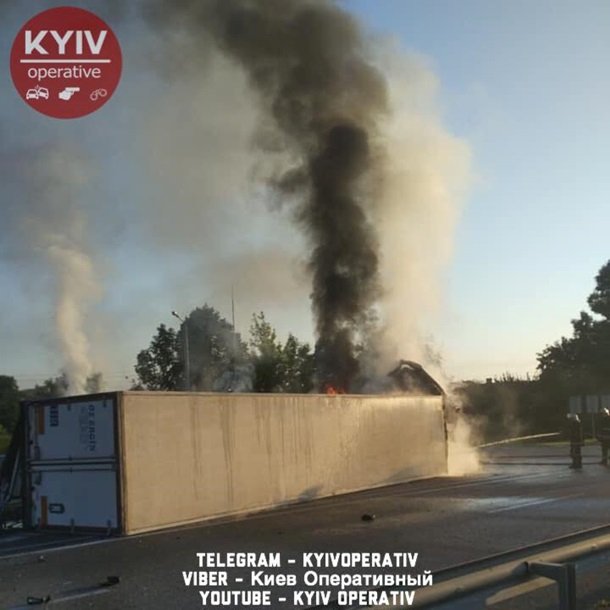 Смертельна аварія під Києвом: фура переїхала ВАЗ. ФОТО