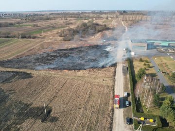 У Струмівці чоловік підпалив траву: гасили понад годину. ФОТО