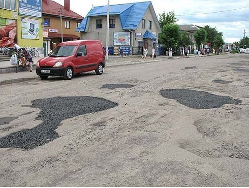 У райцентрі на Волині ремонтують дороги. ФОТО