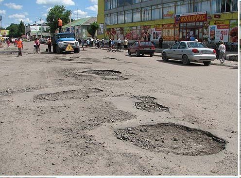 У райцентрі на Волині ремонтують дороги. ФОТО