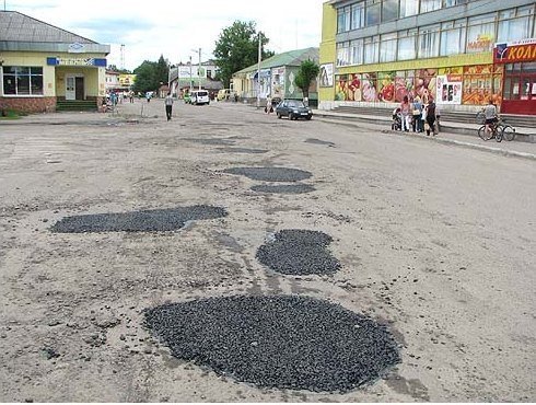 У райцентрі на Волині ремонтують дороги. ФОТО