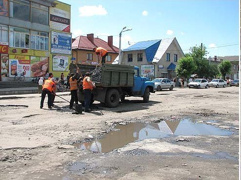 У райцентрі на Волині ремонтують дороги. ФОТО