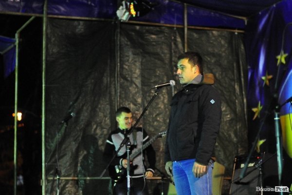 Як у Луцьку музиканти розважали люд на Євромайдані. ФОТО. ВІДЕО