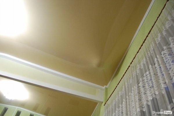 Натяжна стеля провисла, налякавши присутніх ймовірним «потопом» 