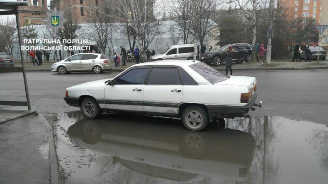 У Луцьку чоловік припаркувався на переході і пішов у церкву