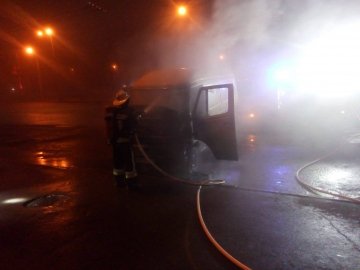 Біля залізничного вокзалу у Рівному вночі горів бус. ФОТО