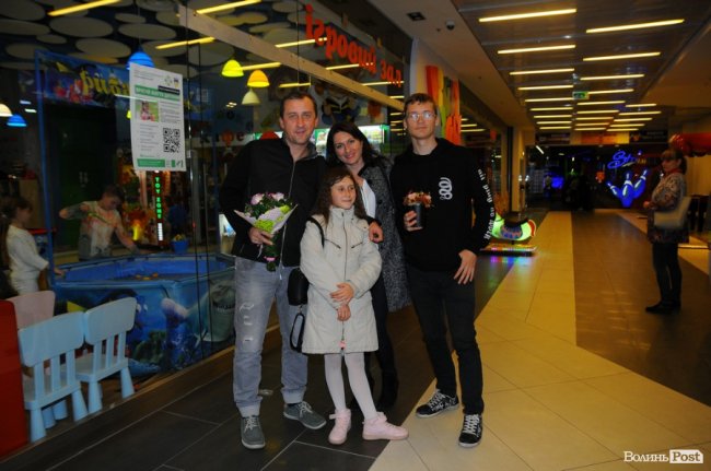 Волонтер Дмитро Василенко з родиною прийшов на урочистість