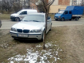 Герої сьогодення: муніципали показали, як у Луцьку паркуються автохами. ФОТО