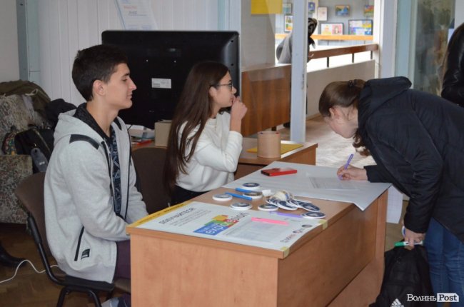 Пластилін, поп-корн та ЗавтраMan: як у Луцьку «продавали» громадські організації