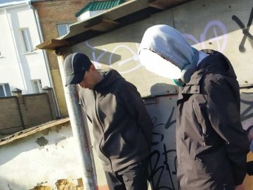 У Луцьку біля адмінсуду затримали двох чоловіків з наркотиками. ФОТО