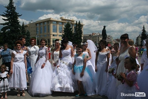 Парад наречених у Луцьку. ФОТО