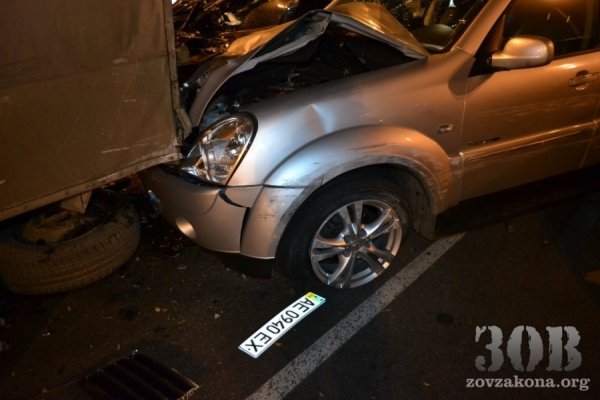 У Дніпропетровську «п'яний» джип протаранив сім авто. ФОТО. ВІДЕО
