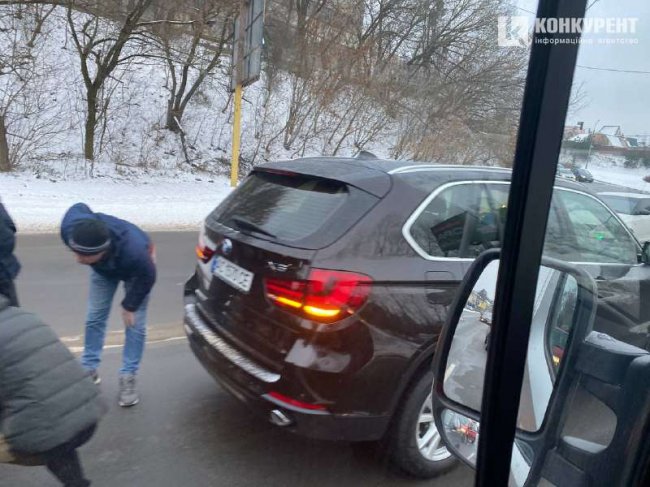 На вулиці Набережній у Луцьку – аварія: зіткнулися три автомобілі. ФОТО.ВІДЕО