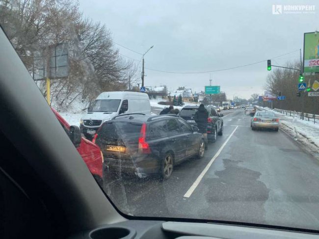 На вулиці Набережній у Луцьку – аварія: зіткнулися три автомобілі. ФОТО.ВІДЕО