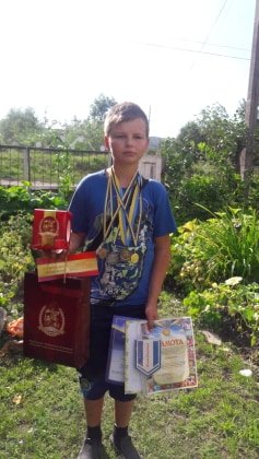 Хлопець не хоче провести життя у темряві: мама благає врятувати незрячого сина