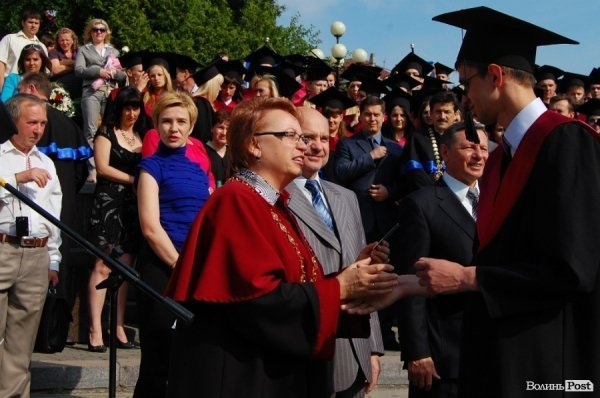У Волинському національному університеті вітали магістрів