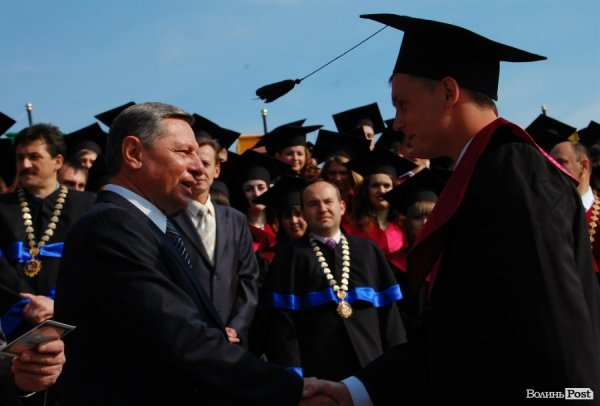 У Волинському національному університеті вітали магістрів