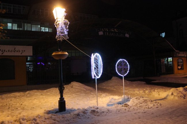 У Луцьку засяяла різдвяна ілюмінація. ФОТО