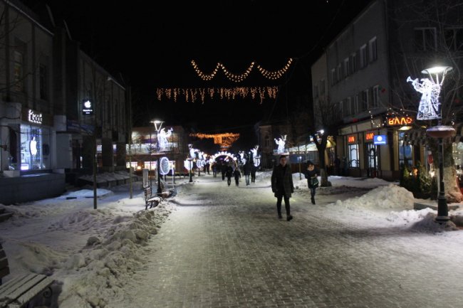 У Луцьку засяяла різдвяна ілюмінація. ФОТО