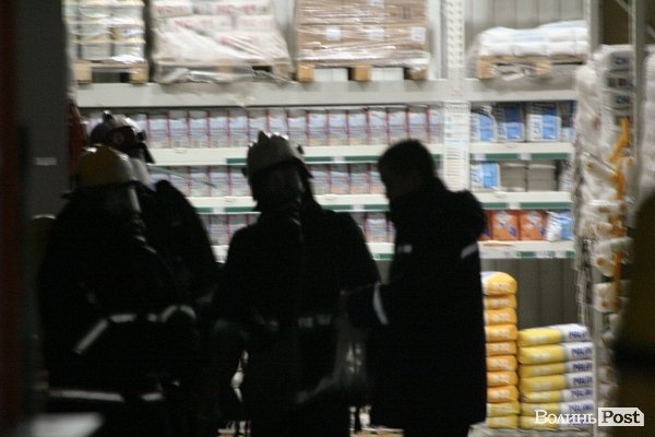 У Луцьку півтора десятка пожежників «гасили» гіпермаркет. ФОТО