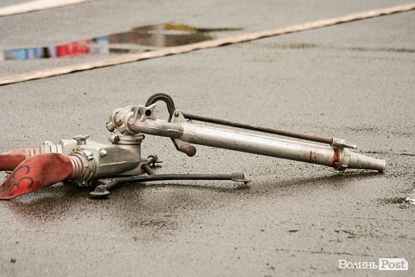 У Луцьку півтора десятка пожежників «гасили» гіпермаркет. ФОТО