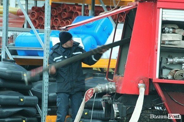 У Луцьку півтора десятка пожежників «гасили» гіпермаркет. ФОТО