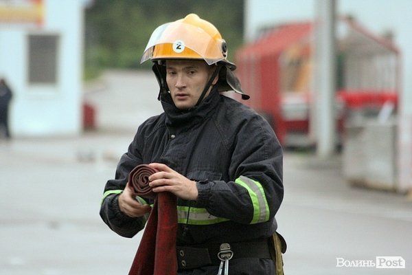 У Луцьку півтора десятка пожежників «гасили» гіпермаркет. ФОТО