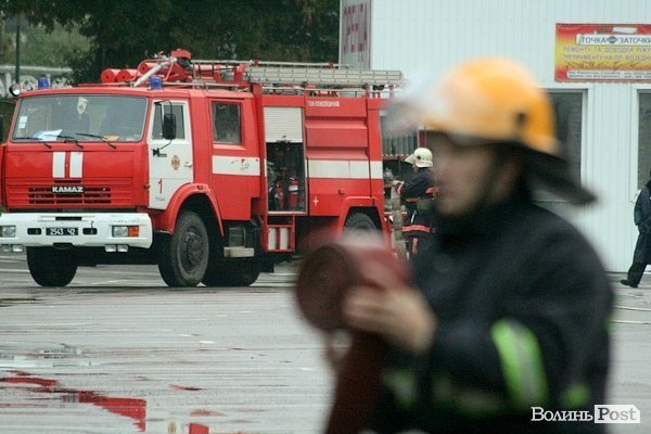 У Луцьку півтора десятка пожежників «гасили» гіпермаркет. ФОТО