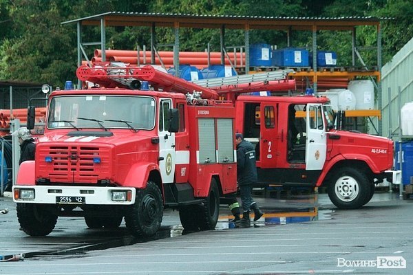 У Луцьку півтора десятка пожежників «гасили» гіпермаркет. ФОТО