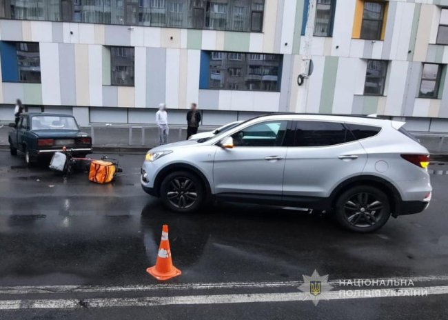 У Луцьку водій збив електровелосипедиста, який вдарився у припарковане авто