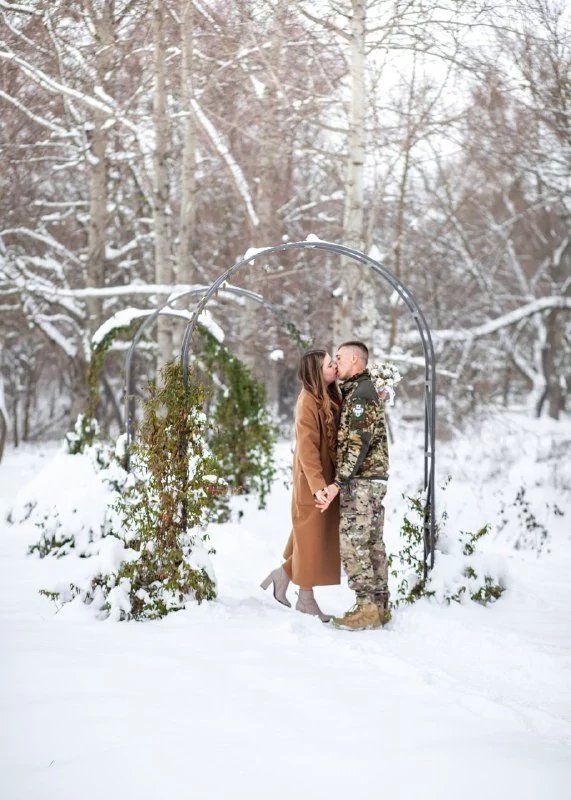 «Перше СМС – виходь за мене»: зворушлива історія кохання військового з Волині